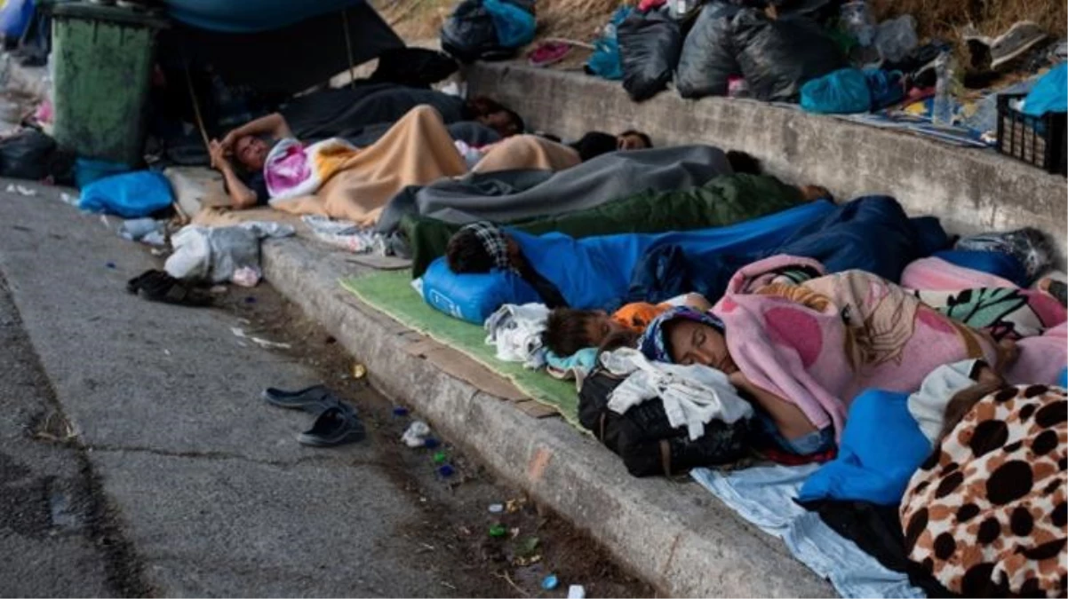 Yunanistan\'da mülteci dramı: Fareler ıslak çadırlardaki bebekleri kemiriyor