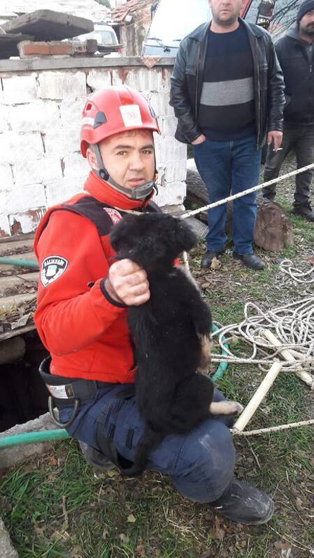 6 metrelik kuyuya düşen köpek, ip merdivenle kurtarıldı