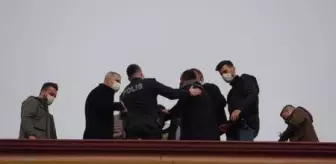 Ayrı olduğu eşi ve çocuğunu görmek için çatıya çıktı