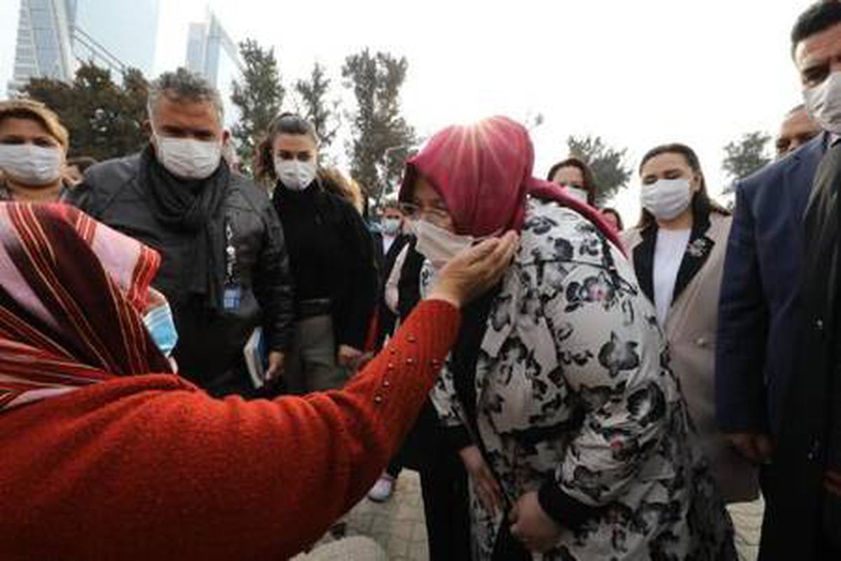 Son dakika haberi... Bakan Selçuk, İzmir\'de kurulan konteyner kenti ziyaret etti