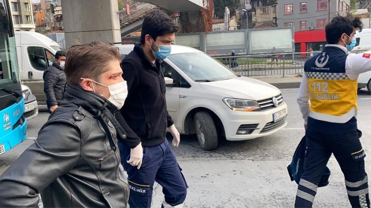 Beyoğlu\'nda halk otobüsüyle minibüs çarpıştı: 2 yaralı