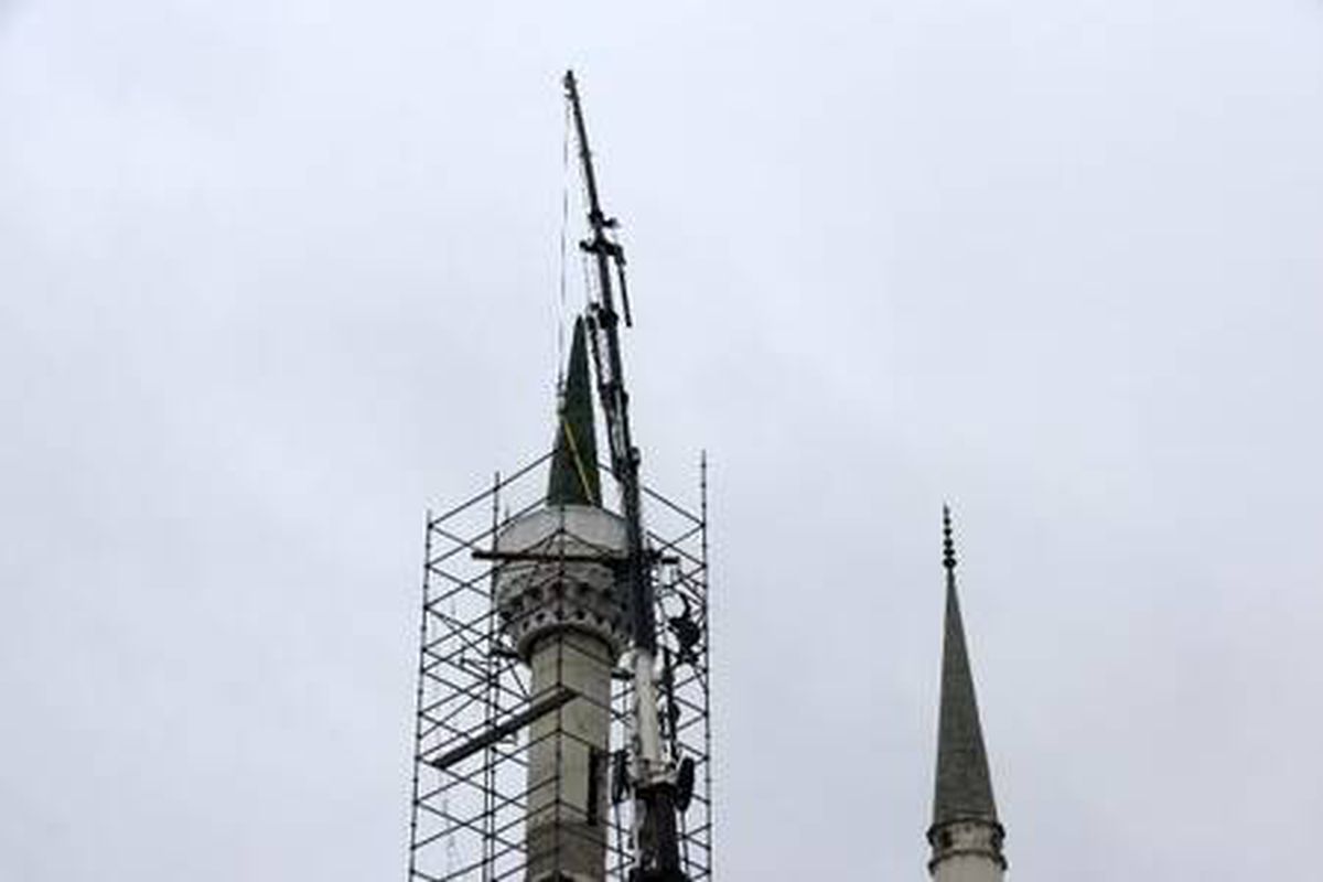 Cami minareleri, üzerine fiberglas parçalar monte edilerek yenileniyor