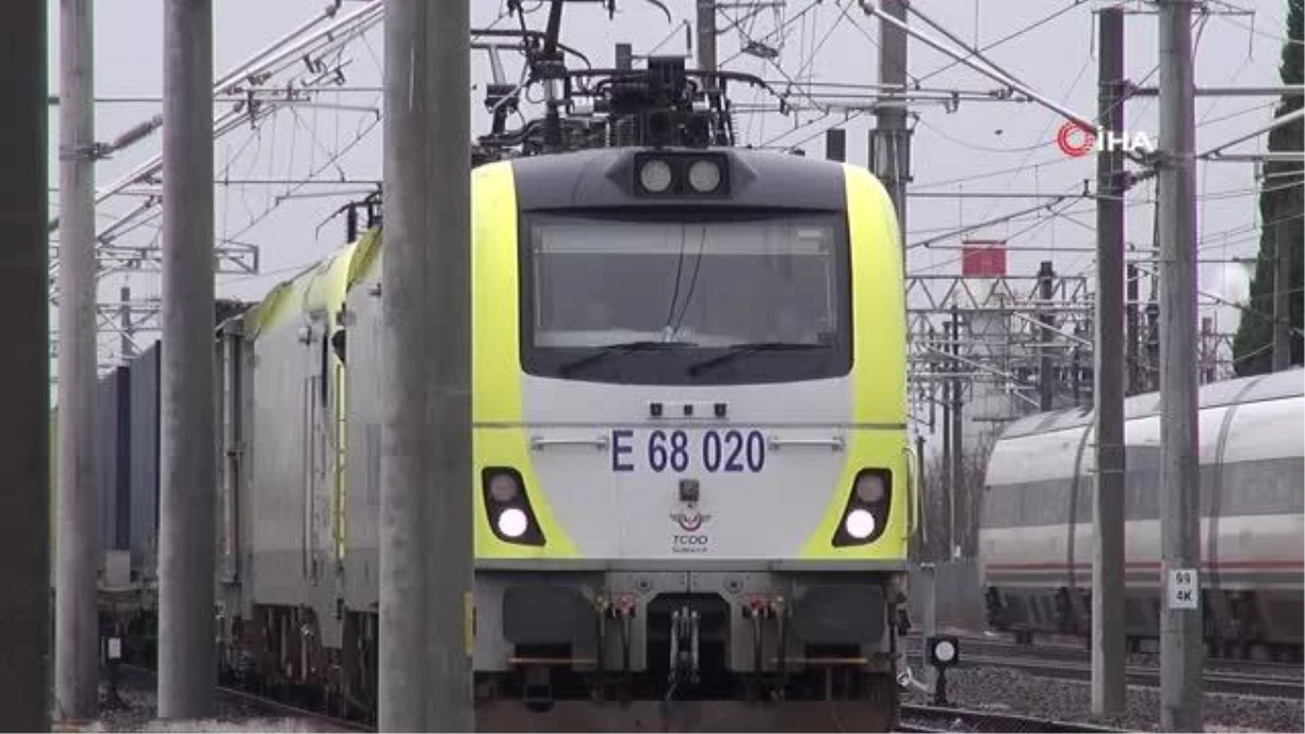 Çin\'e gitmek için yola çıkan 42 vagonlu tren Sakarya\'dan geçti