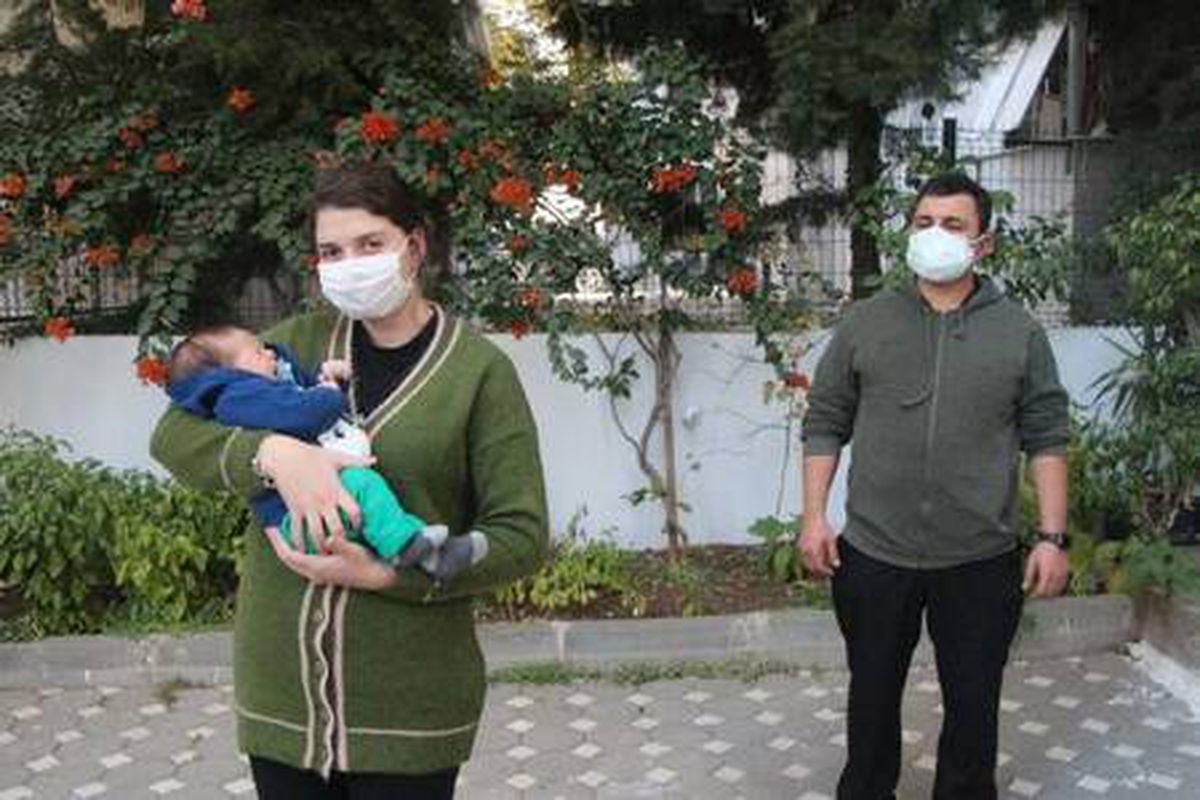 Doktor çift, 40 günlük bebeklerini uzaktan seviyor
