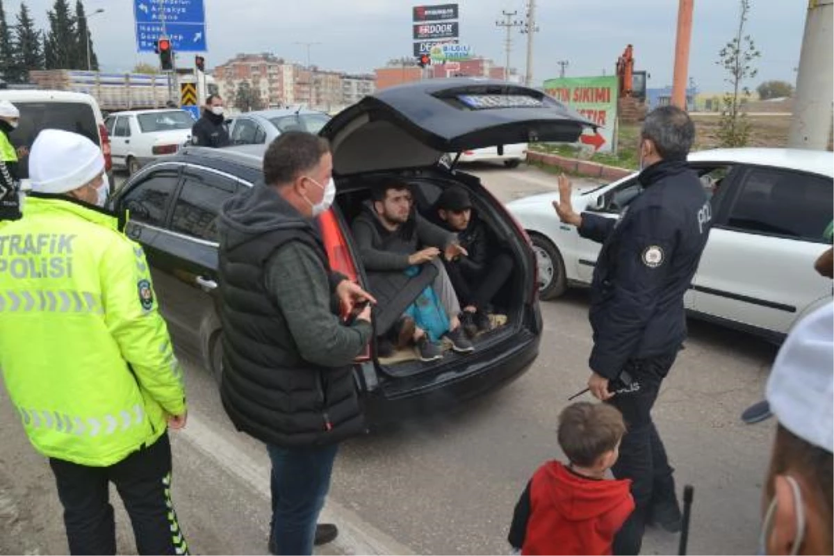 Hatay\'da 5 kişilik araçtan 12 kaçak göçmen çıktı