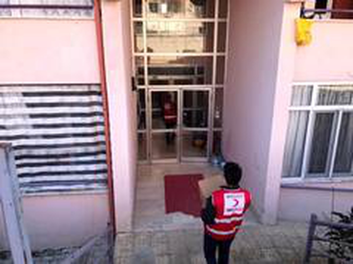Hisarcık\'ta Kızılay, iş yeri kapanan esnaflara gıda kolisi dağıttı