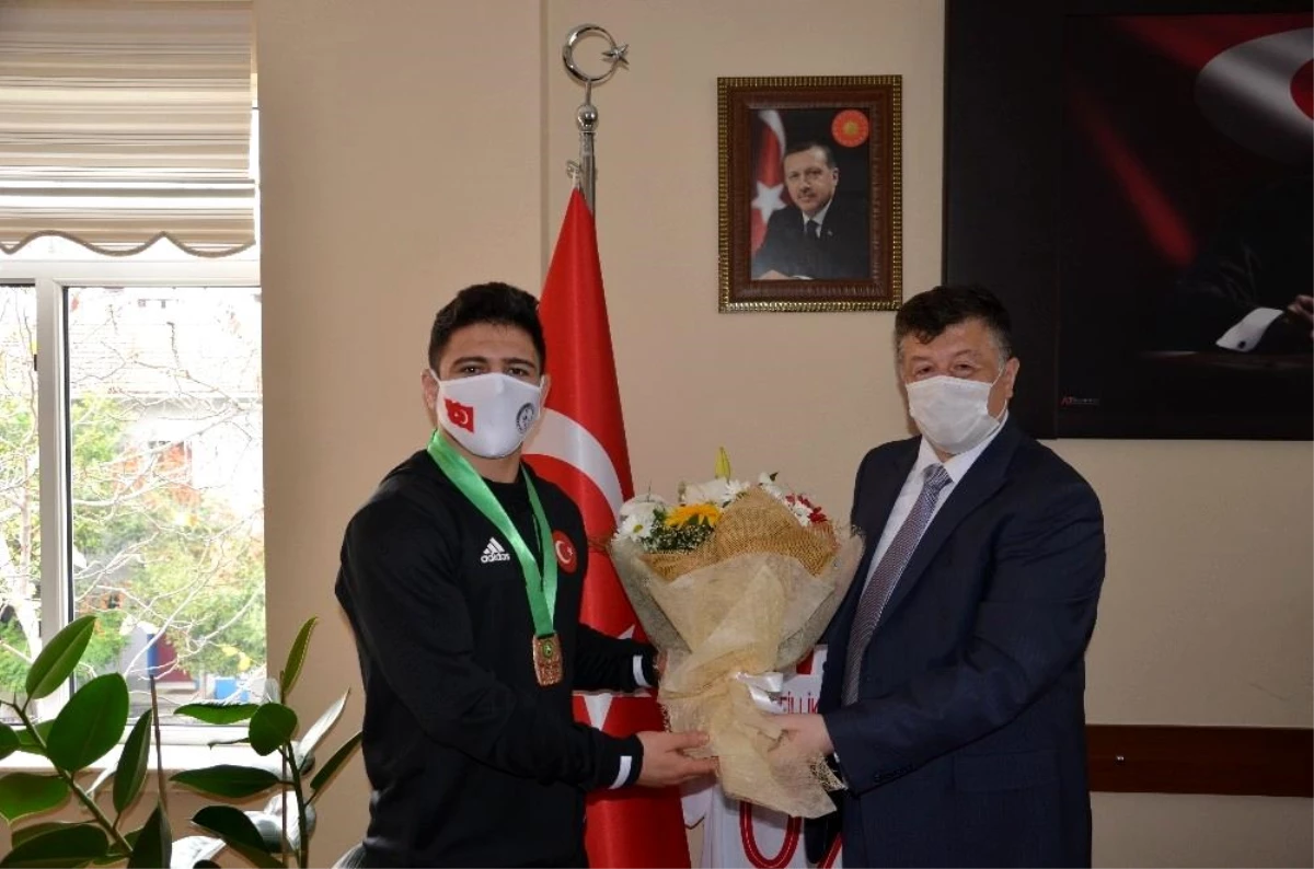 İl Müdürü Fillikçioğlu, milli güreşçi Cengiz\'i ödüllendirdi