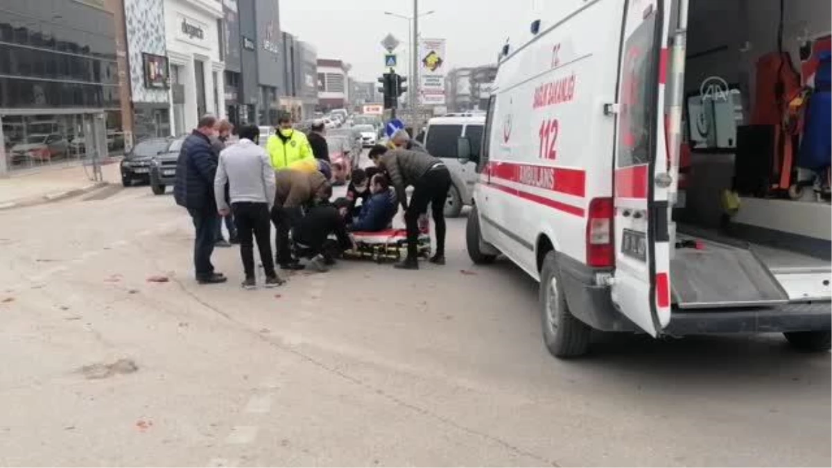 İnegöl\'de minibüsle çarpışan motosikletin sürücüsü yaralandı