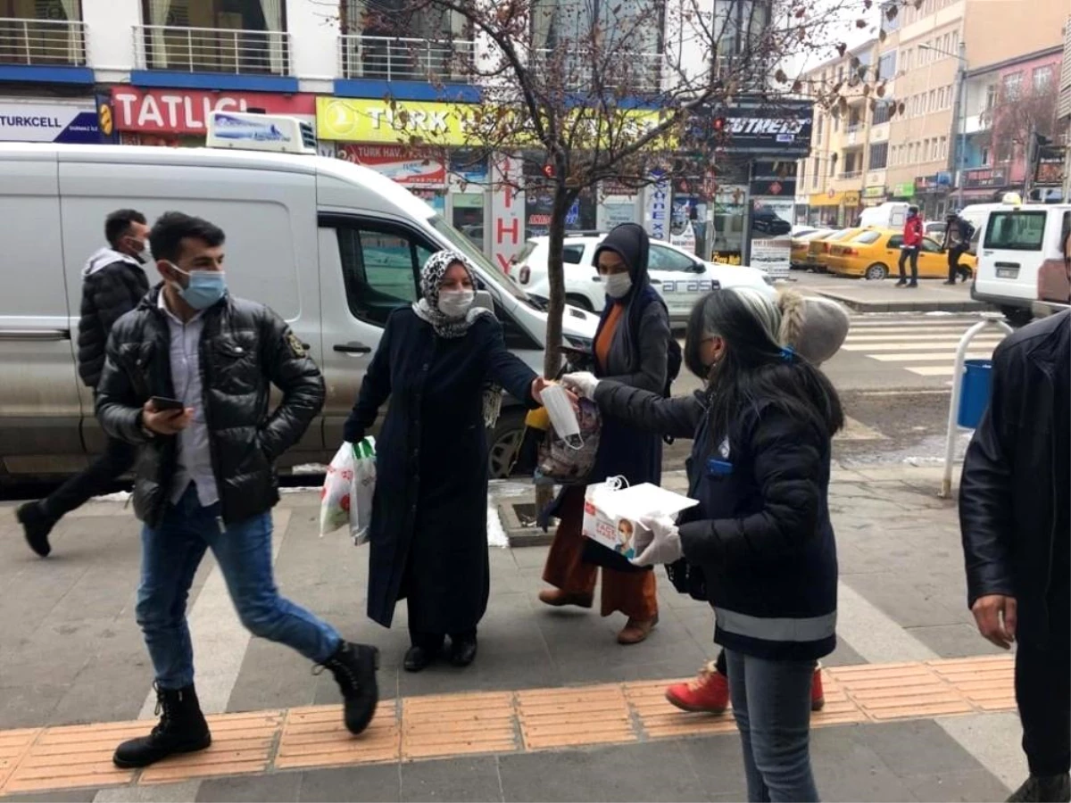 Kars\'ta belediye vatandaşlara maske dağıttı