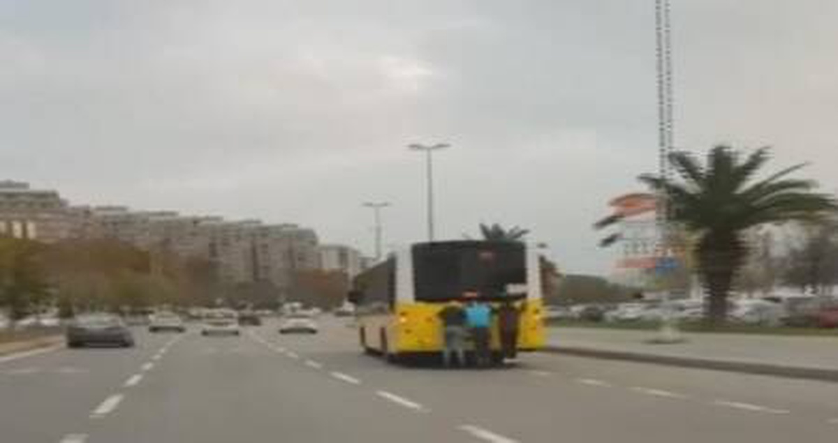 Son dakika gündem: Kartal\'da patenli gençlerin tehlikeli yolculuğu kamerada