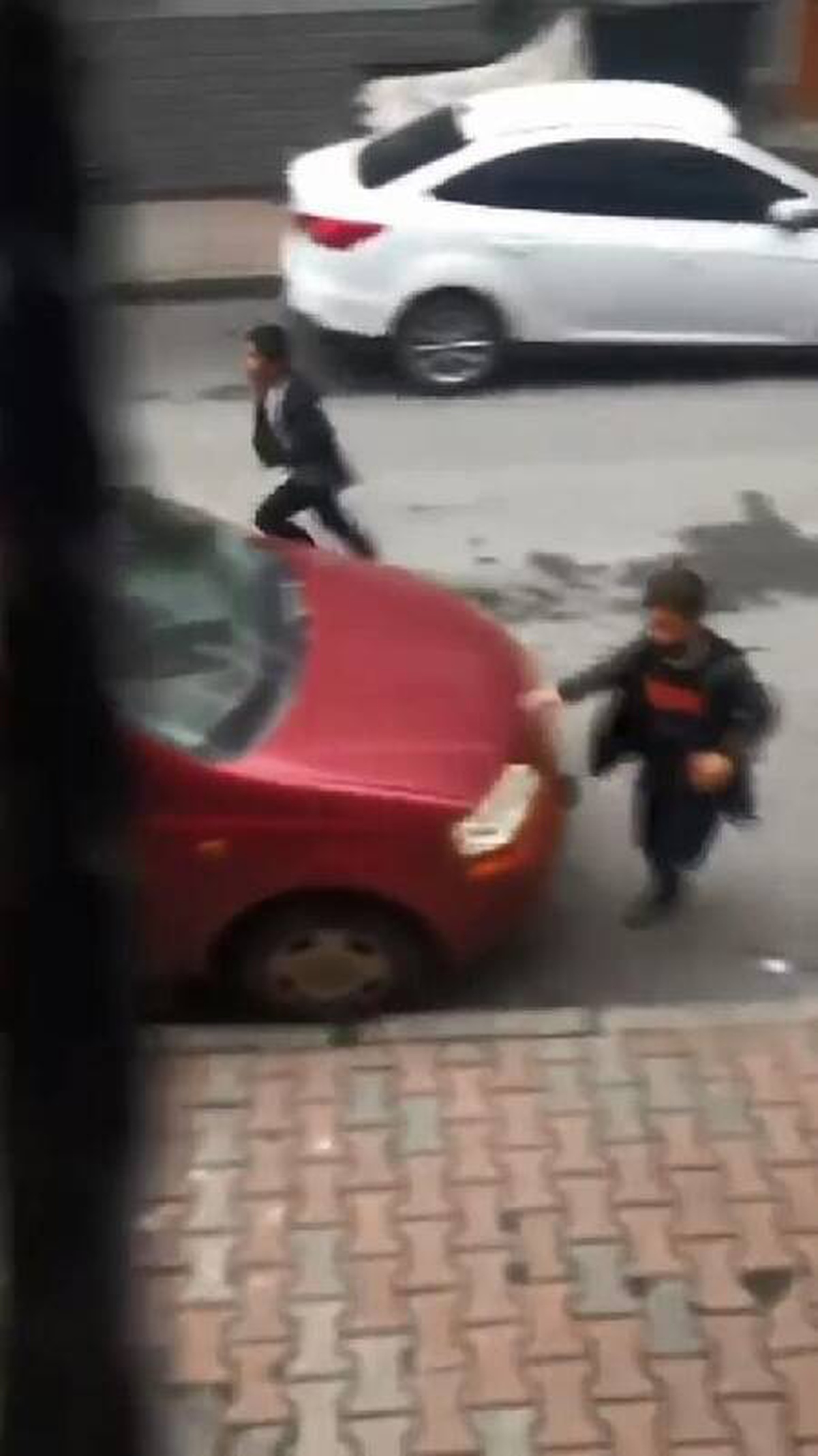 Kısıtlamada sokaktaki çocukları polis sireniyle korkutarak evlerine soktu