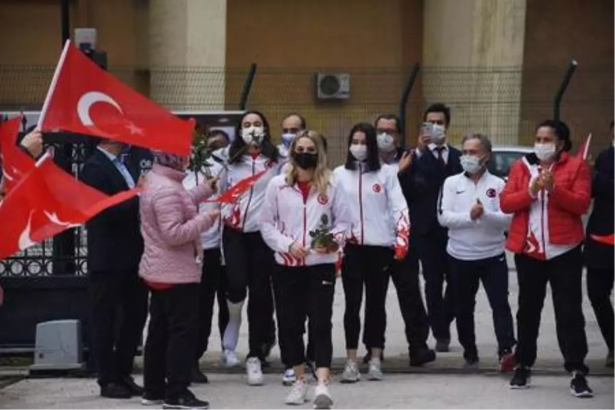 Madalyalı anne Göksu Üçtaş Şanlı\'ya coşkulu karşılama