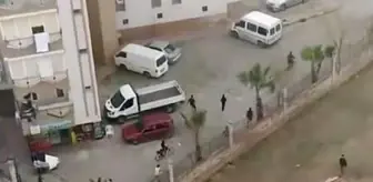 Polisi gören çocuklardan kimisi evine kaçtı, kimisi otomobil arkasına saklandı