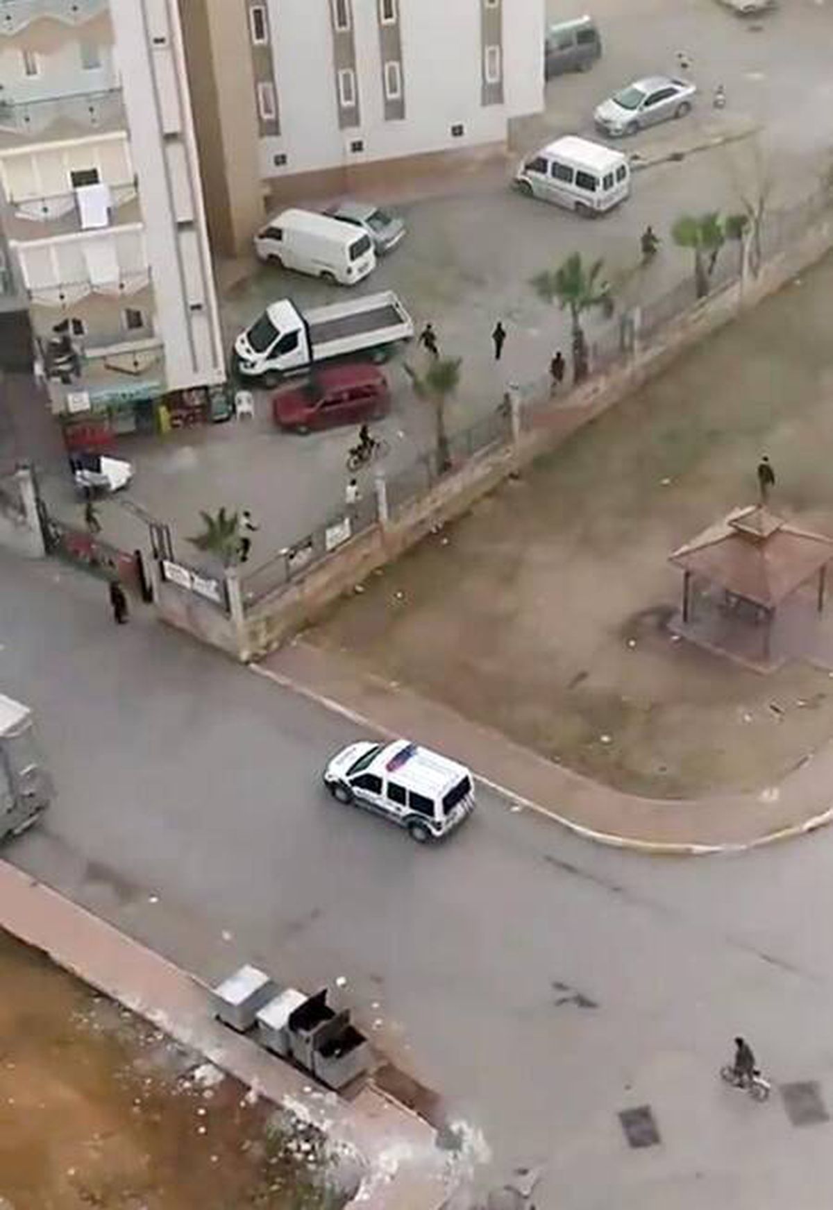 Polisi gören çocuklardan kimisi evine kaçtı, kimisi otomobil arkasına saklandı