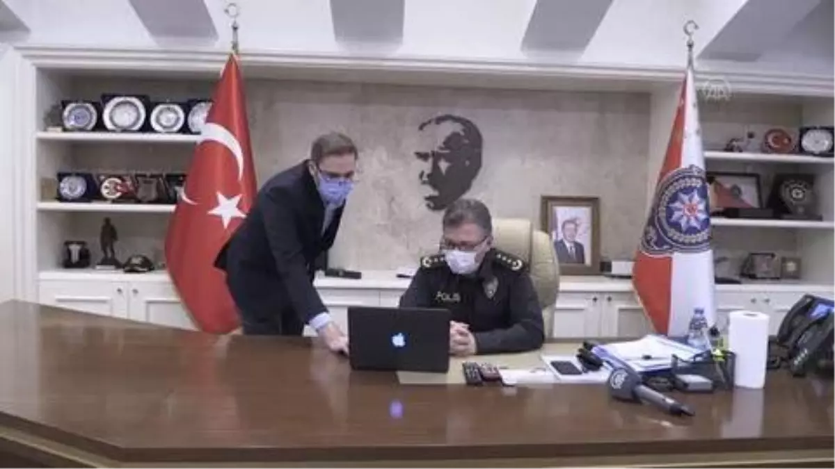 Şanlıurfa İl Emniyet Müdürü Selçuk Doğuş, AA\'nın "Yılın Fotoğrafları" oylamasına katıldı