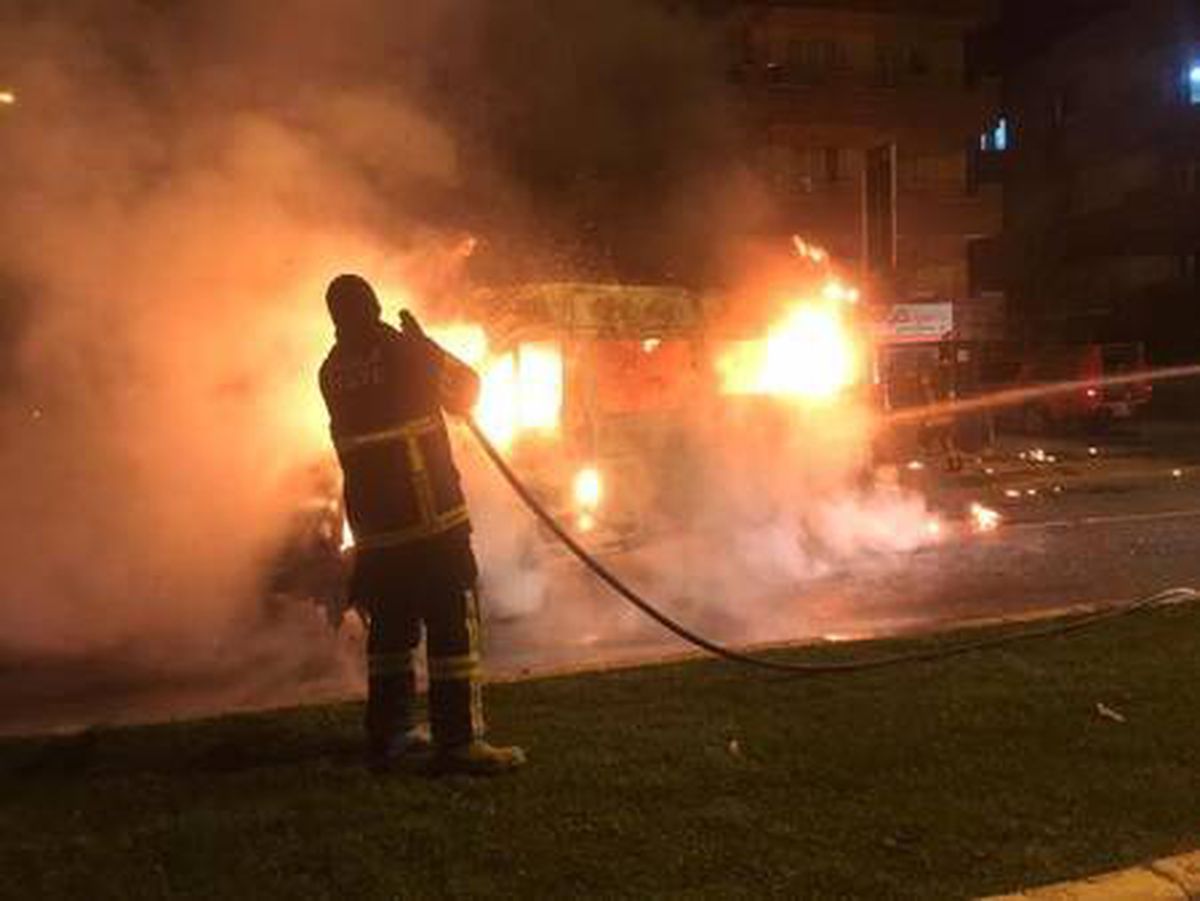 Servis minibüsü alev alev yandı; içindeki 12 sağlıkçı son anda kurtuldu