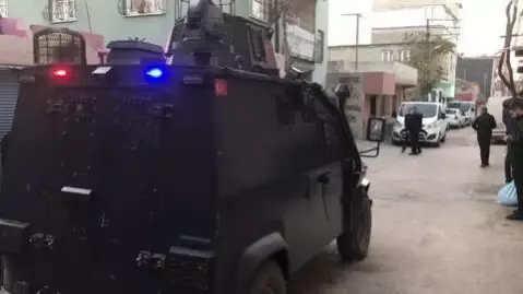 Sokakta ses bombası patladı