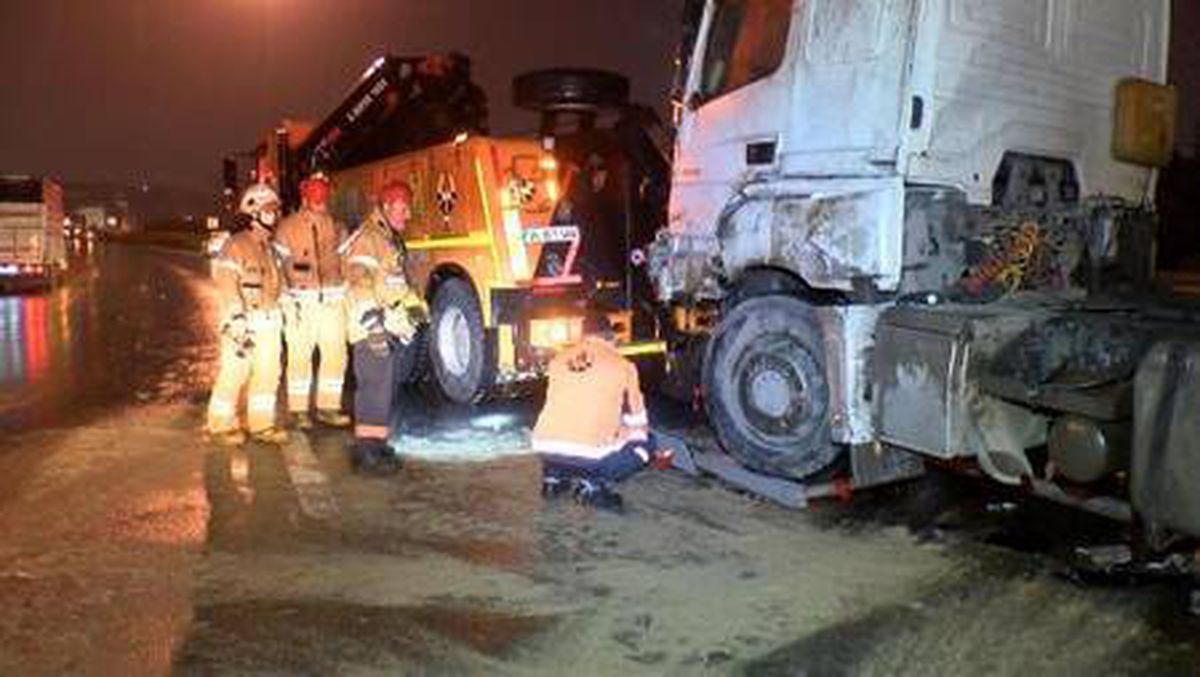 TEM OTOYOLU\'NDA TIR DEVRİLDİ; 1 YARALI