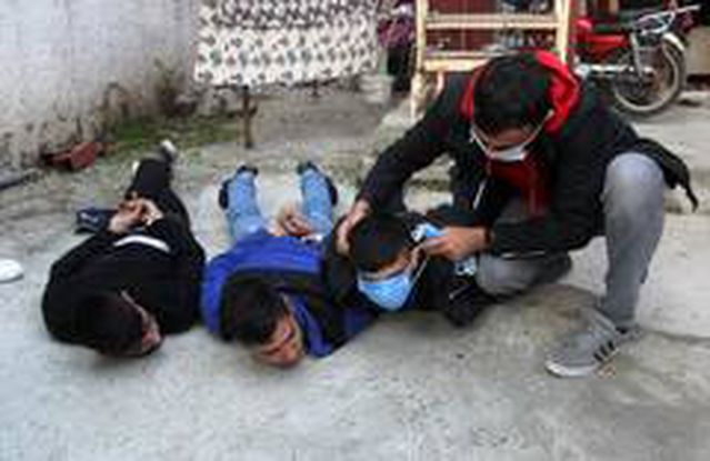 Uyuşturucu tacirlerine film gibi baskın