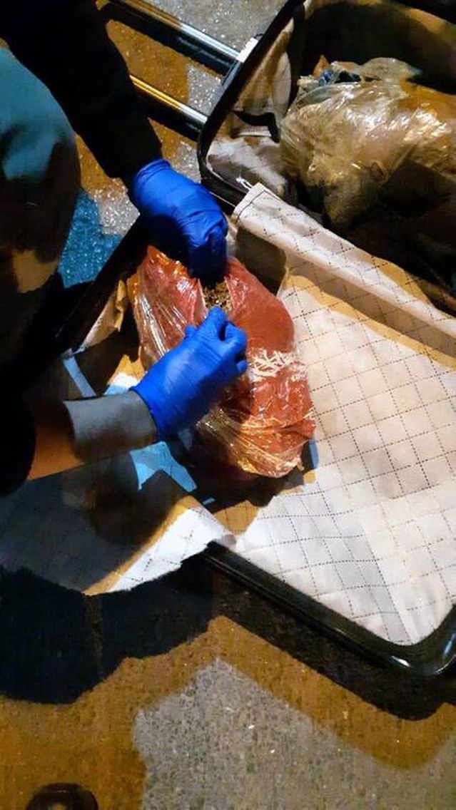 Kadın yolcunun valizinden 3 kilo 720 gram esrar çıktı