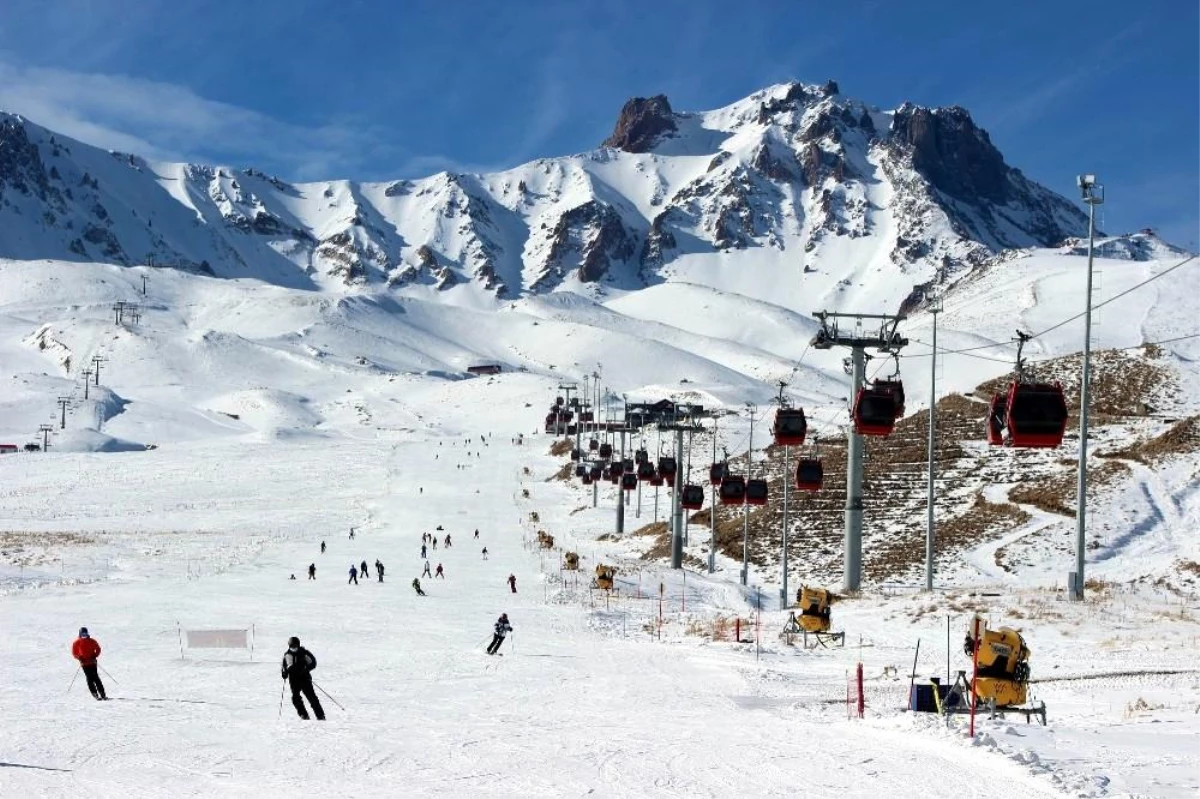 Yabancı turistler pandemi döneminde kayağın tadını Erciyes\'te çıkarıyor