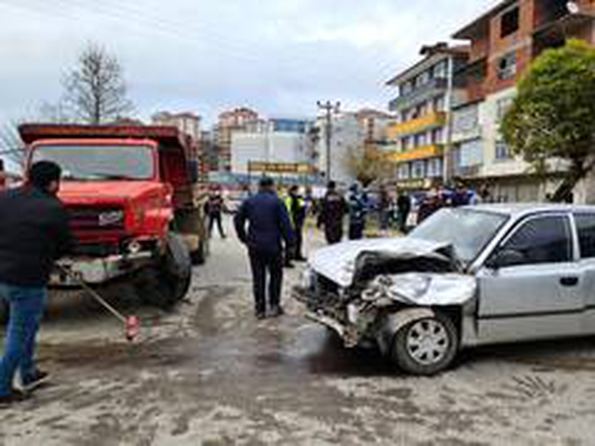 Zonguldak\'ta kamyon ile otomobil kafa kafaya çarpıştı: 3 yaralı