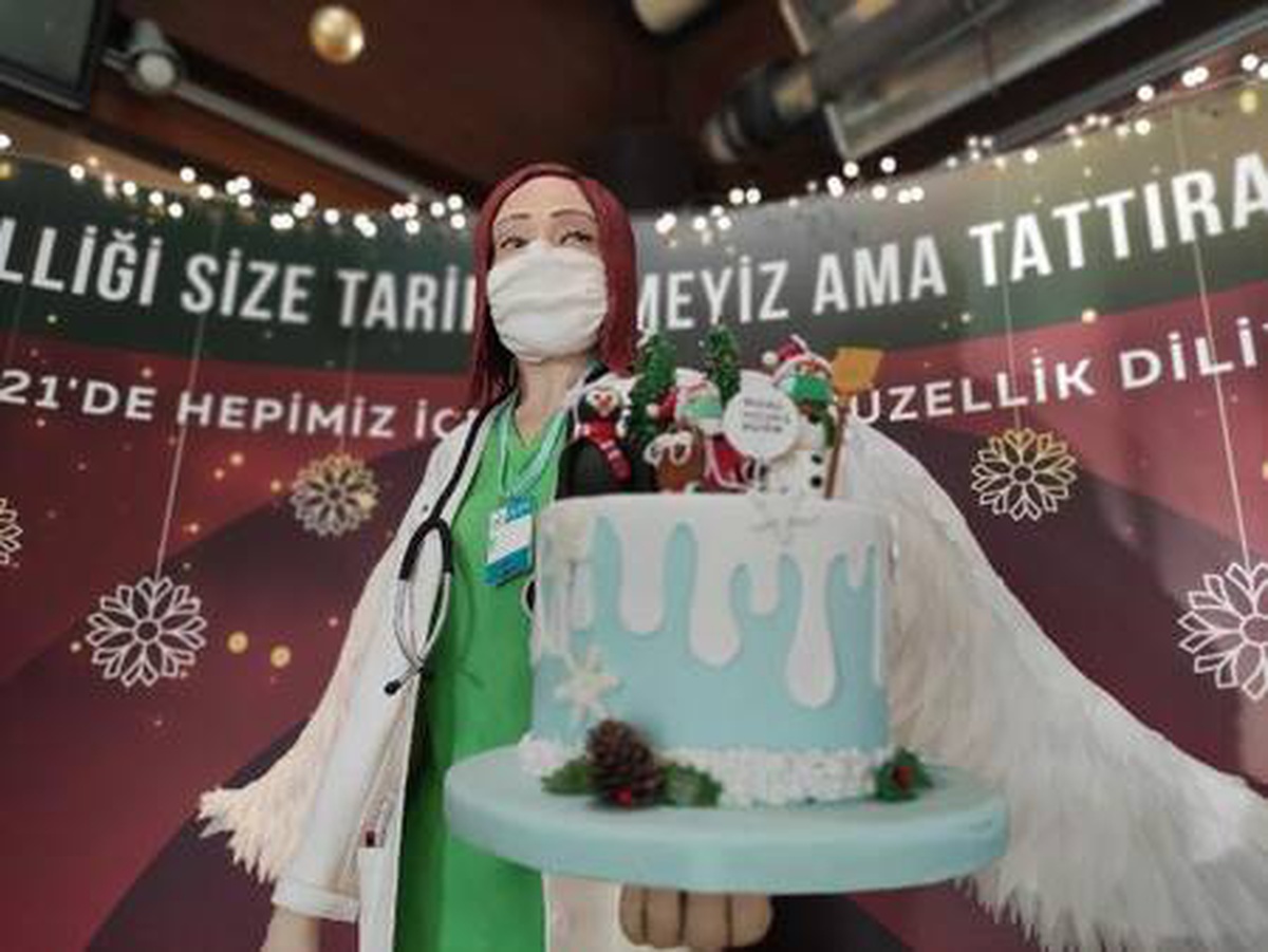 1 metre 75 santim boyunda 45 kilo ağırlığında doktor figürlü pasta yaptı