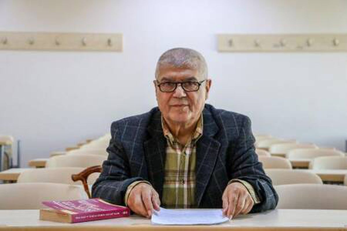 Bastonuyla girdiği üniversiteyi birinci bitirdi