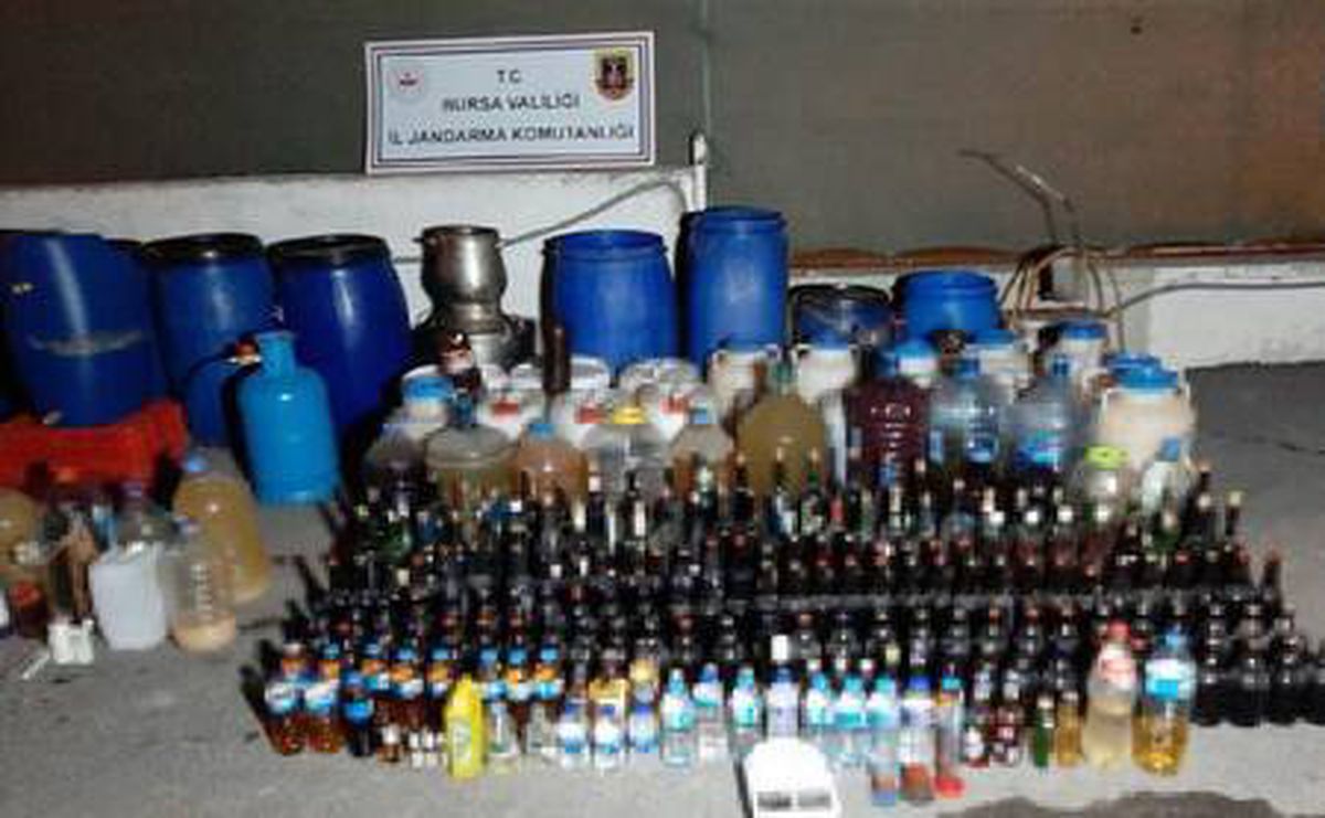 Son dakika haberleri... Bursa\'da, yılbaşı öncesi 1395 litre sahte içki ele geçirildi