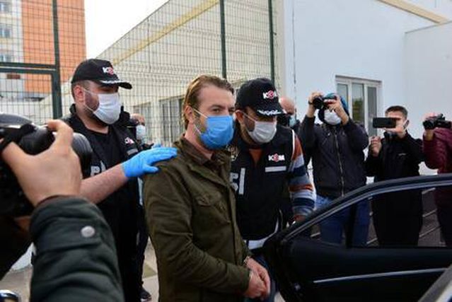 Ceyhan Belediyesi'ne 'rüşvet' operasyonunda gözaltındaki 23 şüpheli, sağlık kontrolünden geçirildi