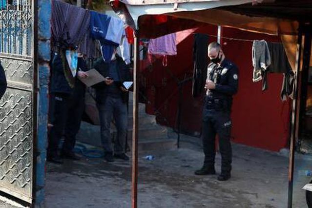 Ev hapsinde, başından tabancayla vuruldu