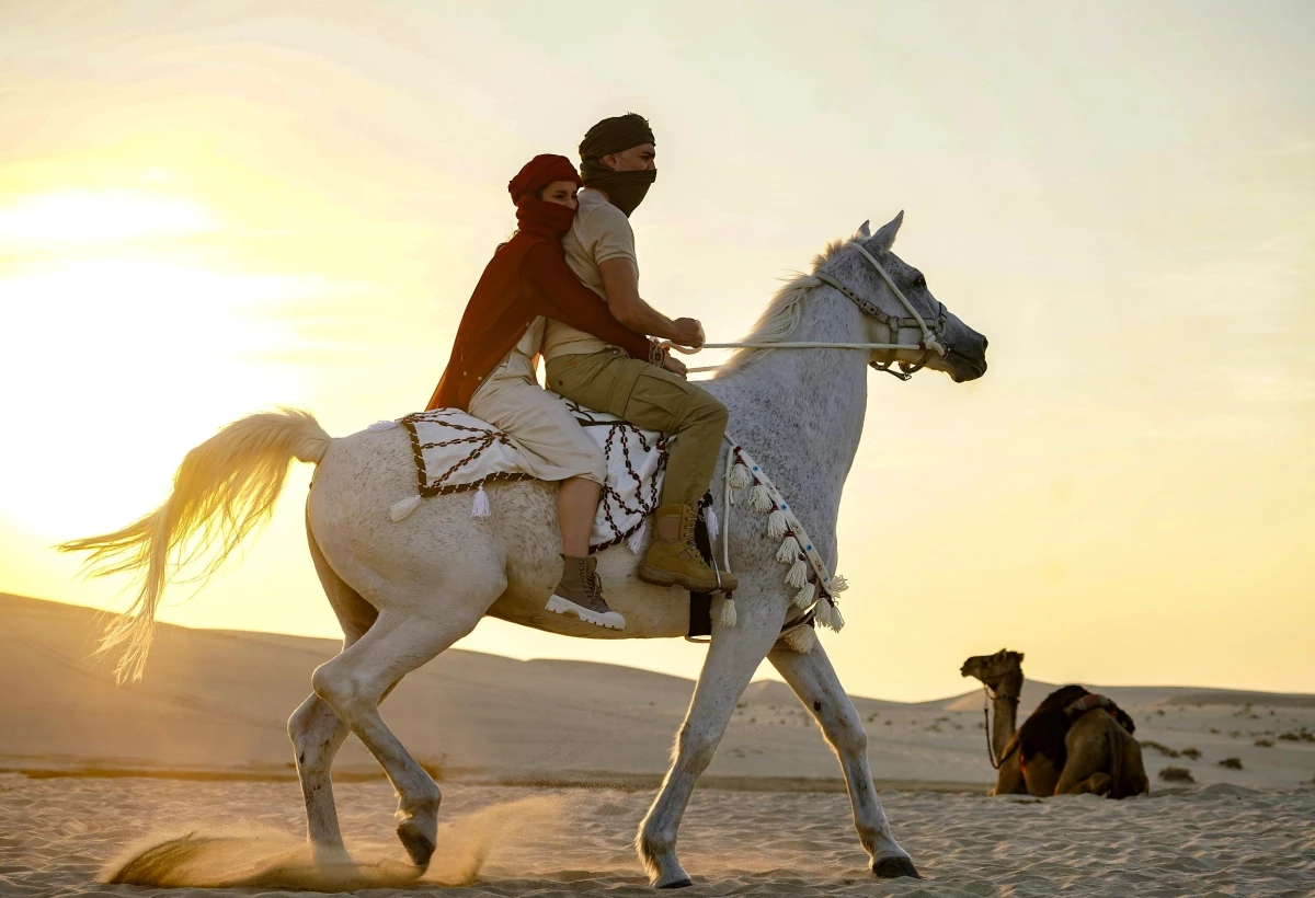 İrem Helvacıoğlu ve Özcan Deniz\'in at üzerindeki romantik sahnesi