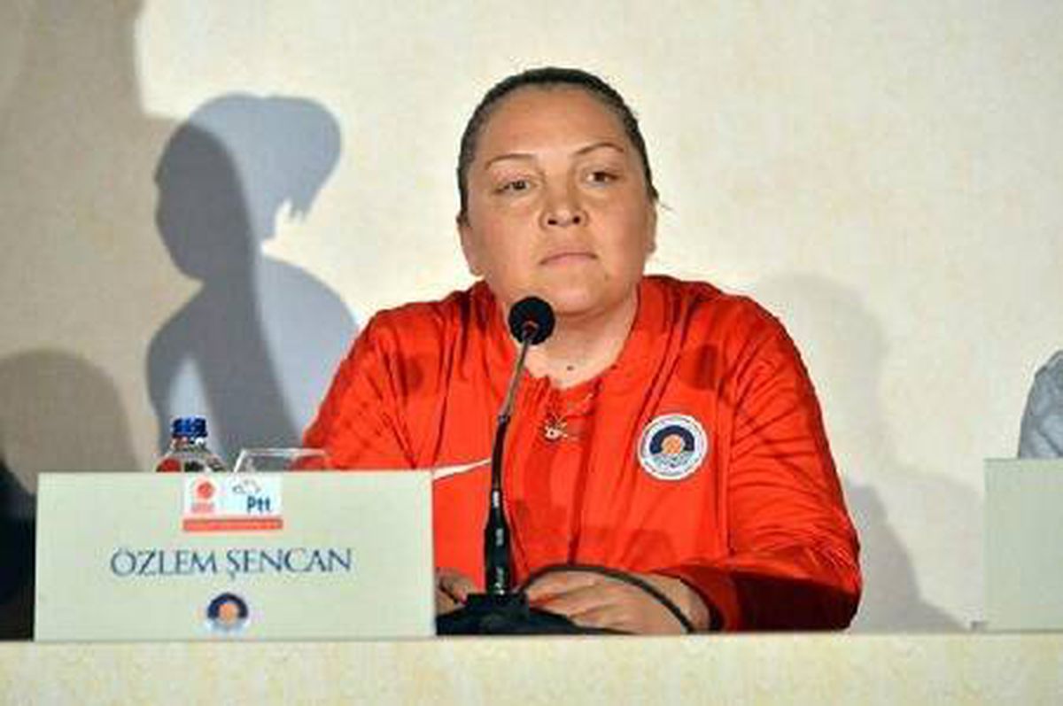 İşitme Engelli Kadın Basketbol Milli Takımı\'nda yeni antrenör Özlem Şencan oldu