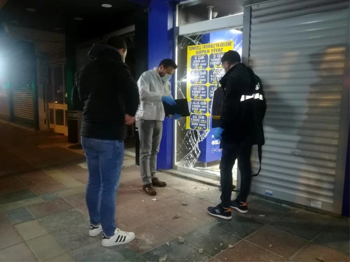 İzmir\'de 3 bisikletli hırsız iş yerinden 25 cep telefonu çaldı