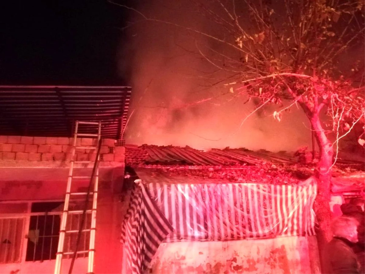 İzmir\'de evde çıkan yangın bitişikteki binaya sıçradı