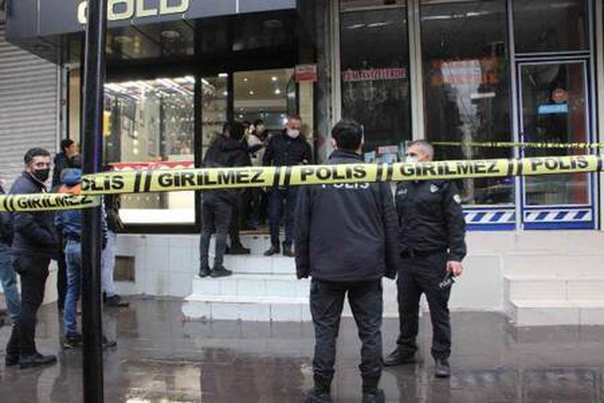 Kar maskeli ve pompalı soyguncular kuyumcuyu öldürdü; olay anı kamerada