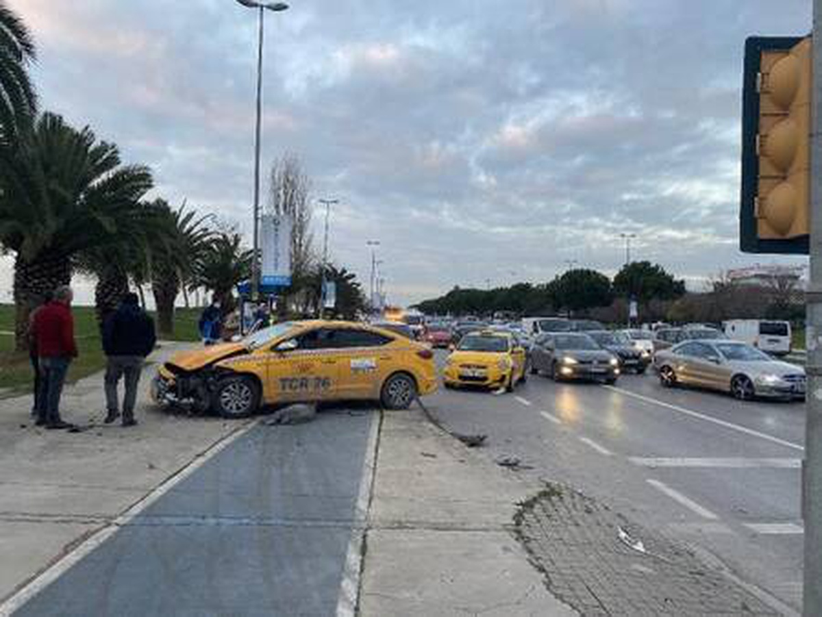 Kartal Sahil Yolu\'nda kaza; trafik yoğunluğu oluştu
