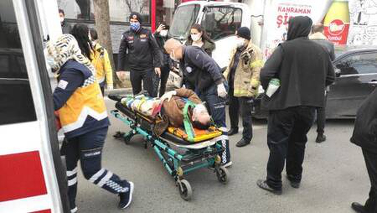 Kaza sonrası savrulan otomobiller kamyonete çarptı; araçlar arasında kalan yaya yaralandı