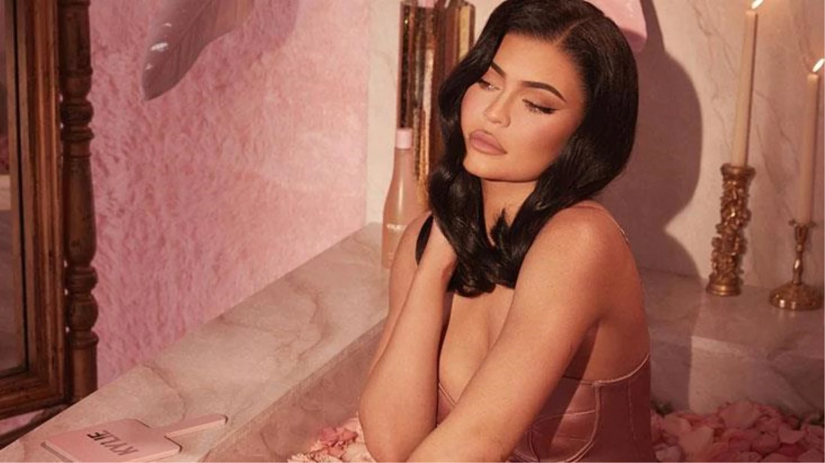 Kürk giydiği için protesto edilen Kylie Jenner, bu kez göğüslerini sergiledi