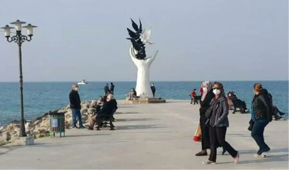 Kuşadası'nda güneşi gören sahile koştu