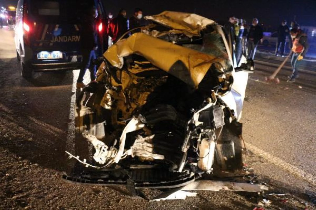 Malatya\'da otomobil, kamyona çarptı: 3 ölü, 1 yaralı