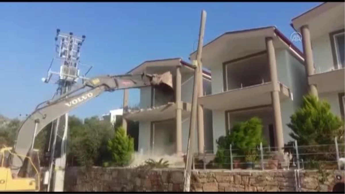 Marmaris\'te imara aykırı binaların yıkımı sürüyor