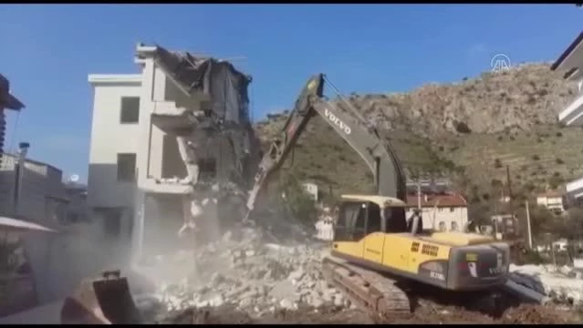 Marmaris'te imara aykırı binaların yıkımı sürüyor