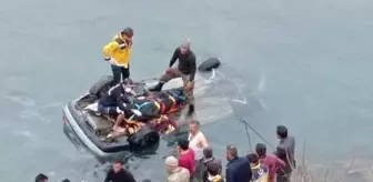 Otomobil çaya uçtu; uzman çavuş, eşi ve çocuğu yaşamını yitirdi