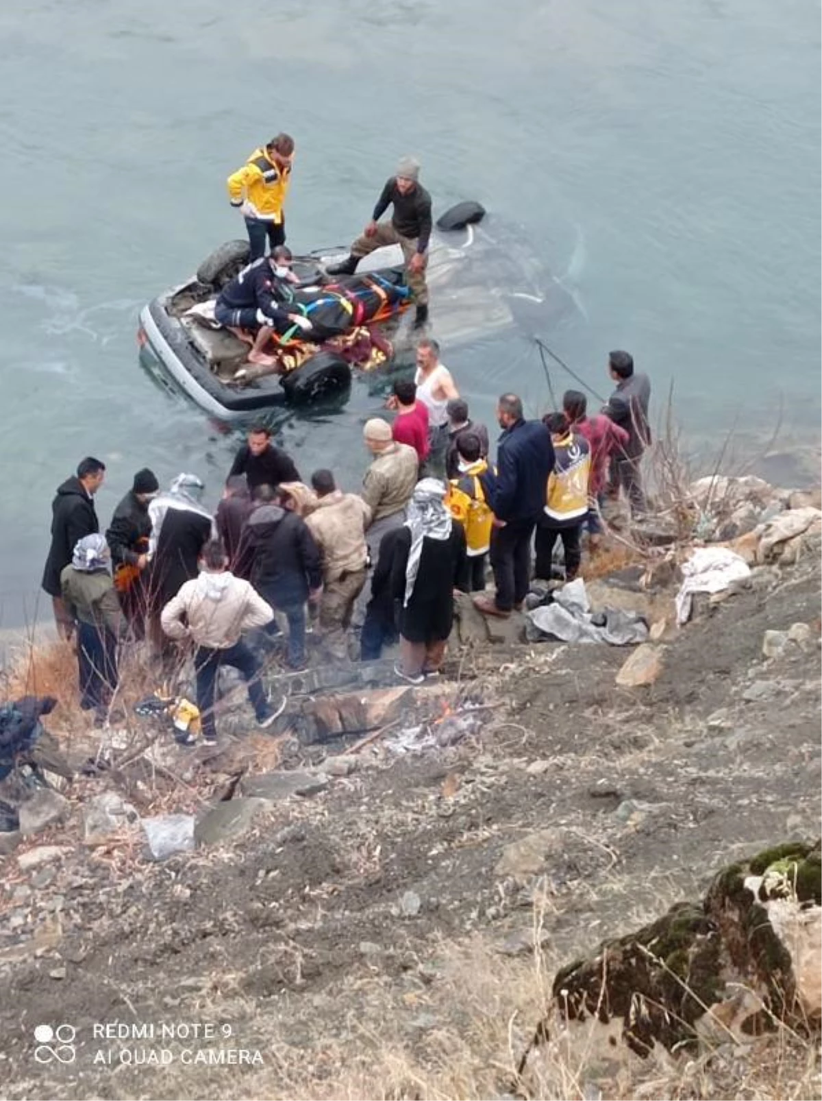 Otomobil çaya uçtu; uzman çavuş, eşi ve çocuğu yaşamını yitirdi