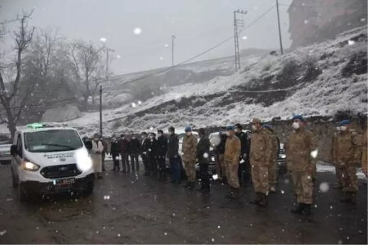 Otomobil çaya uçtu; uzman çavuş, eşi ve çocuğu yaşamını yitirdi(2)