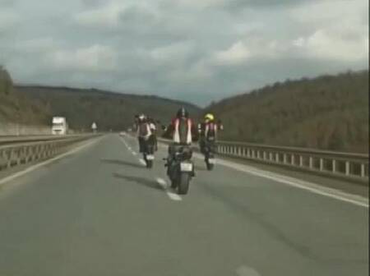 Şile Yolu\'nda 3 motosikletlinin tek teker terörü kamerada
