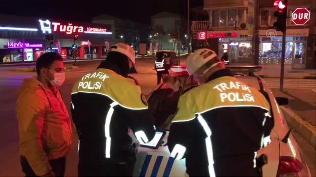 Soğukta üşüyen sokak kedisi denetim yapan polis ekibine sığındı