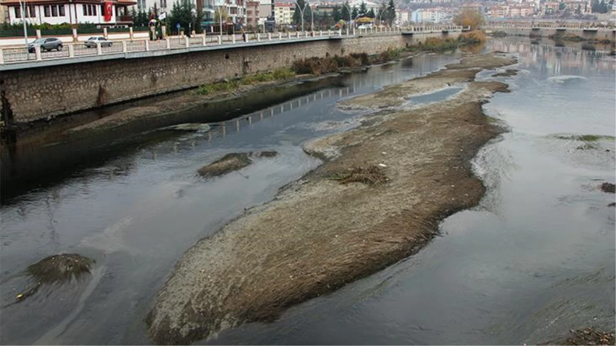 Su seviyesi azalan Yeşilırmak Nehri\'nin rengi kirlilikten karardı