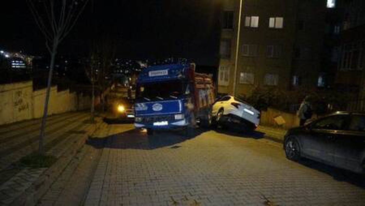Sultangazi\'de freni boşalan kamyon park halindeki otomobile çarptı